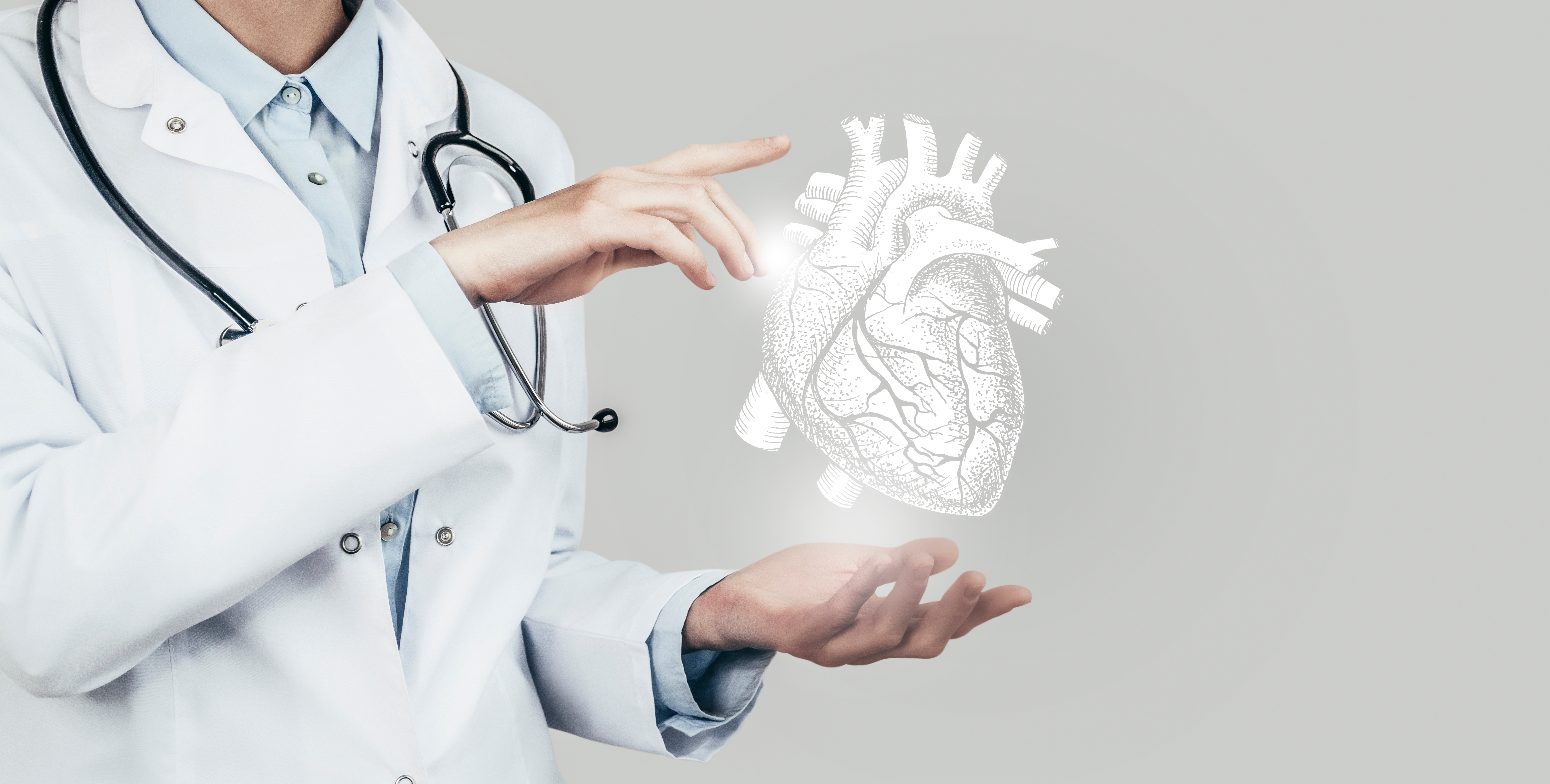 Female,Doctor,Holding,Virtual,Volumetric,Drawing,Of,Heart,In,Hand.